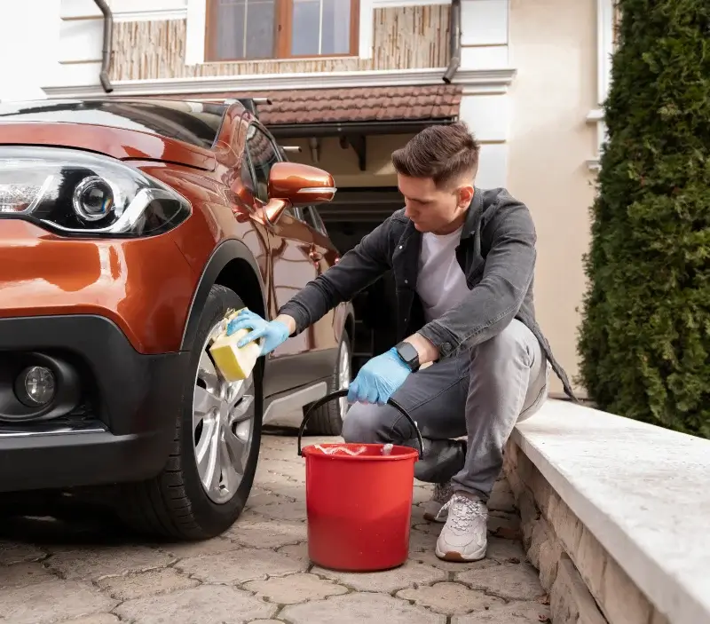 Lavage auto à domicile Saint-Sernin-du-Plain : professionnel intervenant sur un véhicule